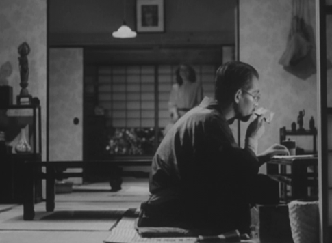 1. Lo cotidiano: Shukichi esperando a Noriko (siempre mirando a la derecha del plano)
