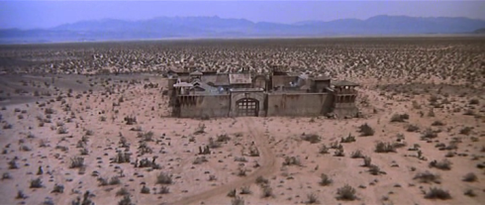 2. Una fortaleza plantada en medio del desierto
