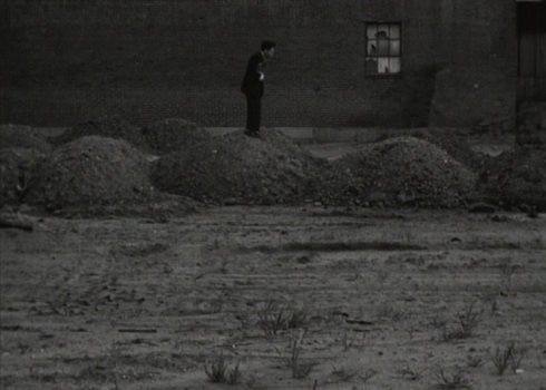 3. Henry pasea por un paraje post-industrial