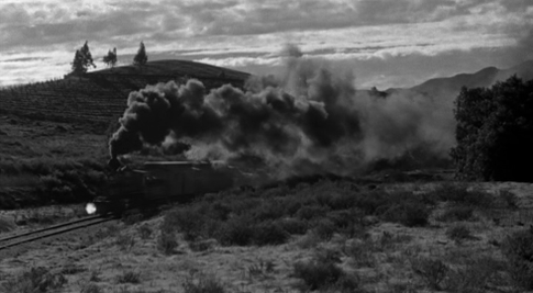1. El hombre que mató a Liberty Valance se abre con un plano general de un tren de vapor surcando un paisaje forestal