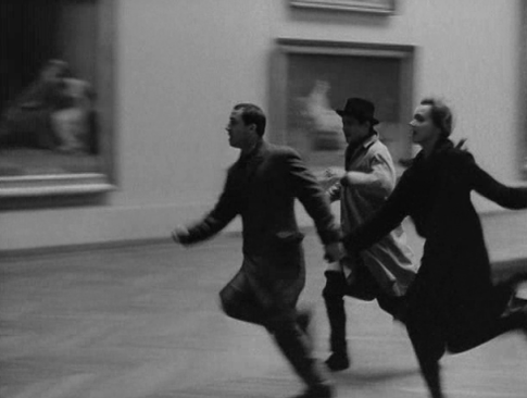 3. Franz, Arthur y Odile corriendo por las galerías del Louvre