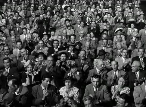 1. La multitud: un plano idéntico a la imagen final del film de 1928 de Vidor