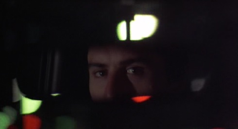 2. Travis contempla el mundo desde su retrovisor